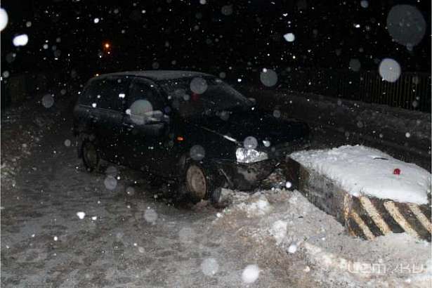 В Болхове автомобиль «Лада» угодил в железобетонную конструкцию