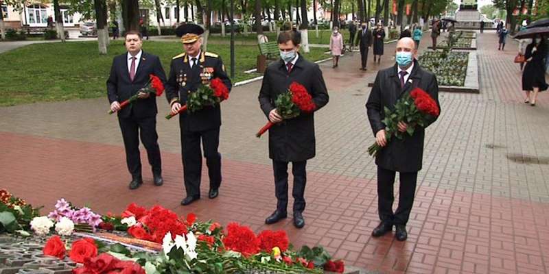 Фоторепортаж: церемония возложения цветов в Орле прошла без зрителей