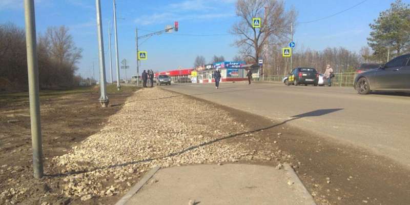 Тротуары, которых нет: к Плещеевской ЦРБ орловчане вынуждены добираться по дороге