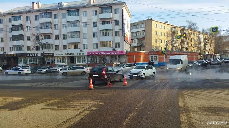 В центре Орла не разъехались две «Лады». Есть пострадавшие