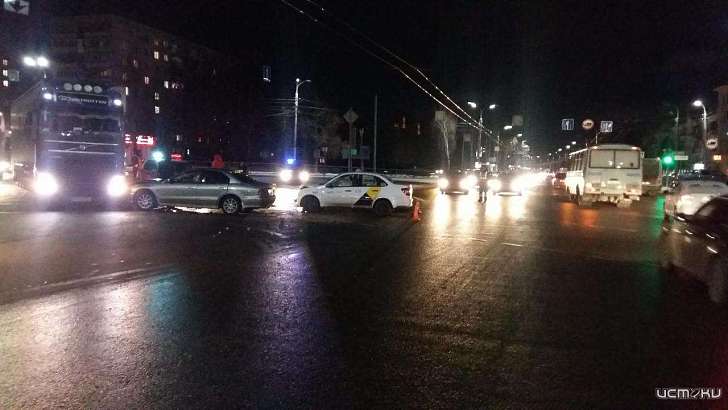 25-летняя девушка пострадала в тройном ДТП с фурой возле автовокзала в Орле 25-летняя девушка пострадала в тройном ДТП с фурой возле автовокзала в Орле