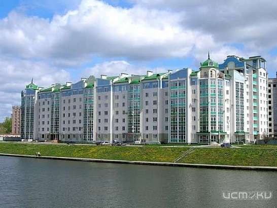 Орловчане продолжают удивлять. Накануне с обновленной набережной в Оку бросилась женщина