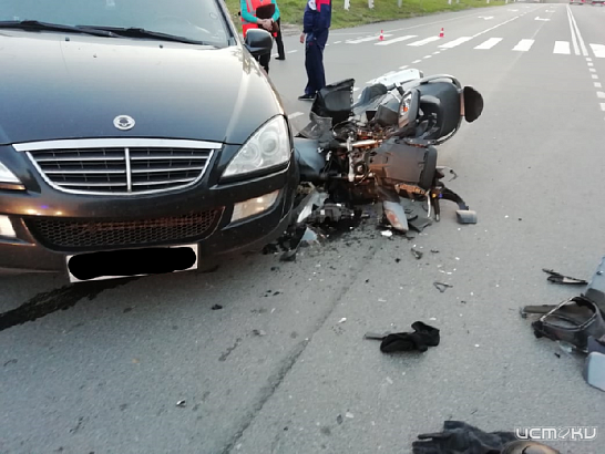 На Орловщине автоледи на кроссовере сбила мотоциклиста