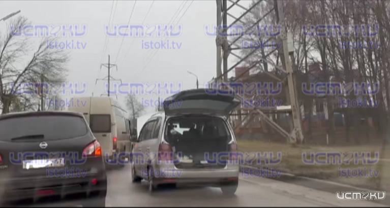 Сломавшаяся легковушка стала причиной мгновенной пробки на ул. Генерала Родина в Орле