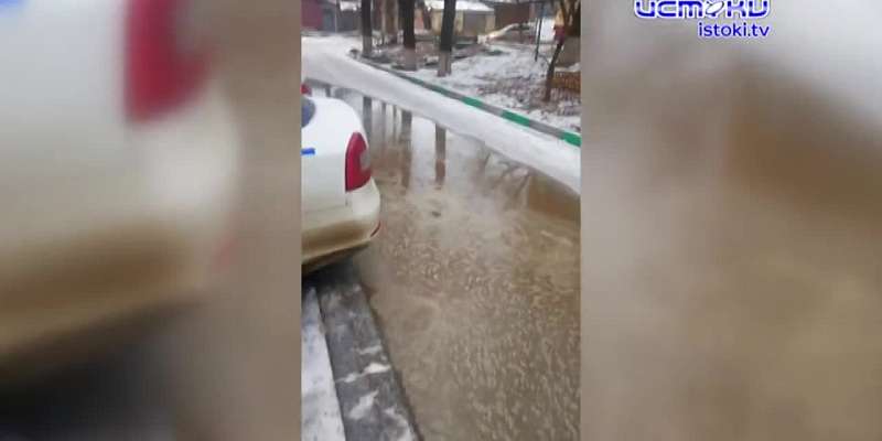 Видео: орловчане стали заложниками собственного двора