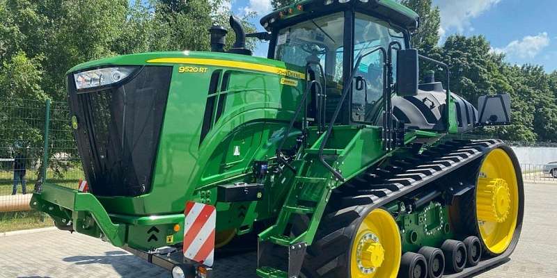 Орловскому губернатору дали порулить трактором за 35 млн рублей