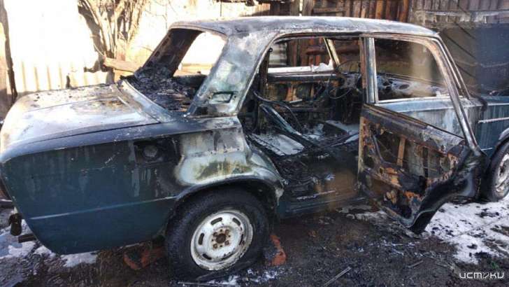 На Орловщине огонь уничтожил «шестерку»