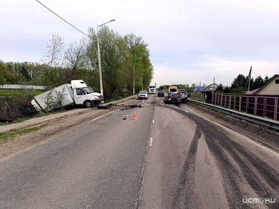Нарушила ПДД: под Орлом легковушка «Mazda» влетела во встречный грузовик