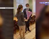 Клычков встретил зампреда Госдумы цветами, жители орловского поселка не могут бесплатно попасть к своим домам, а жители другого поселка для местной де...