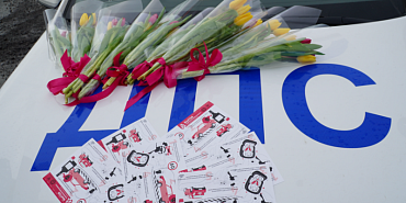 «Цветы для автоледи!»: сотрудники Госавтоинспекции Орловской области поздравили женщин‑водителей с 8 Марта