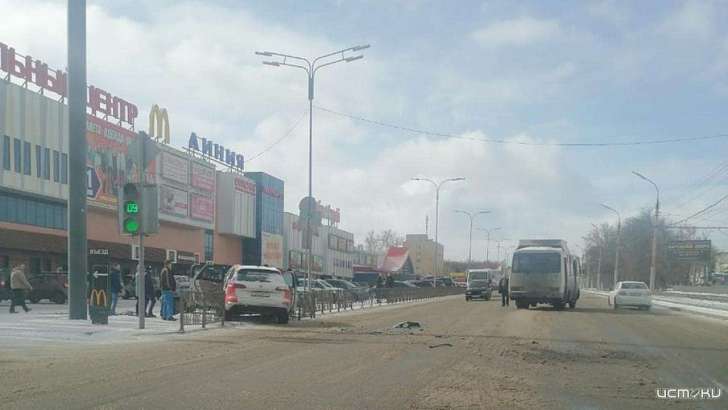 Возле «ГРИННа» в Орле маршрутный ПАЗ впечатал «Фольксваген» в ограждение