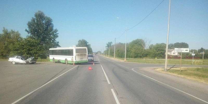 Без ремня безопасности: в Кромах водитель ВАЗа вылетел на встречку под автобус