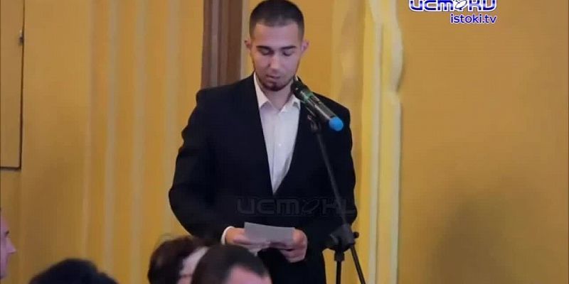 Как ловко и почти незаметно протащить бюст Сталину?