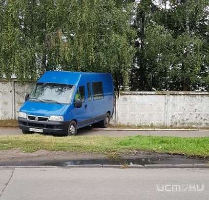 В Орле итальянский микроавтобус протаранил забор детского сада