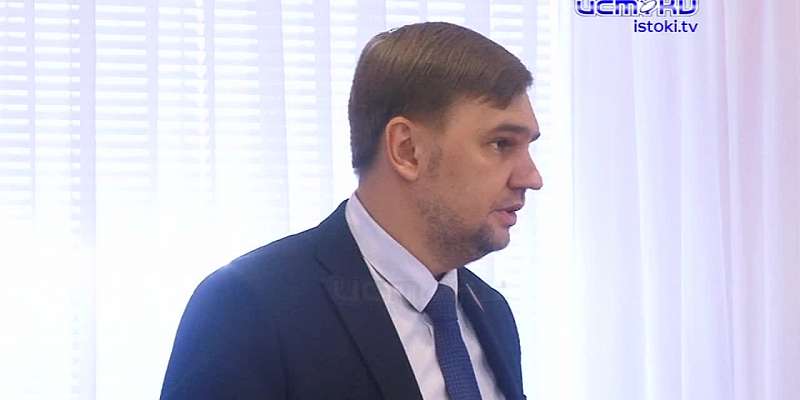 В условиях пандемии депутаты горсовета не придерживаются норм социальной дистанции. Сессия законодательного органа прошла не в большом, а в малом зале...