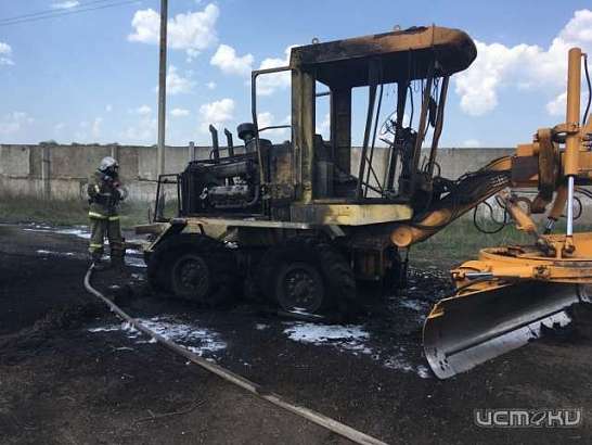 В Должанском районе на ходу загорелся автогрейдер