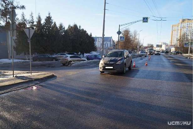 ДТП в Орле: мужчина, переходя дорогу в районе пешеходного перехода, попал в реанимацию