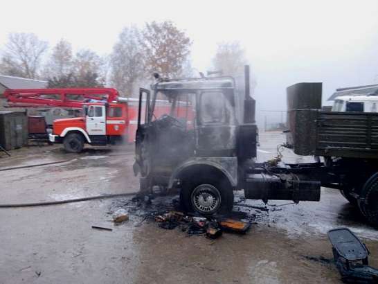 В Ливнах выгорел большегруз