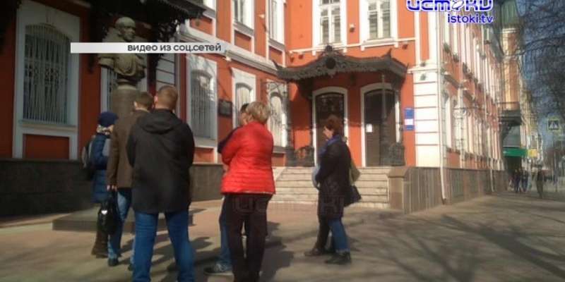 Видео: в разгар пандемии в Орле вместо карантина устроили пешую экскурсию