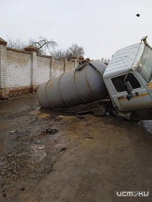 Ассенизаторская машина провалился под землю на улице Калинина в Орле