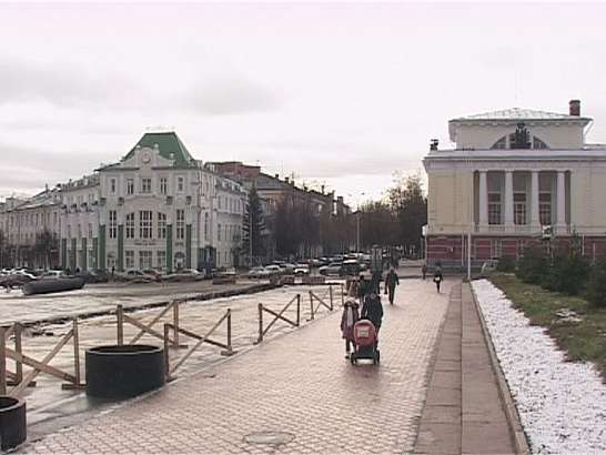 А город так и сверкает к Новому году