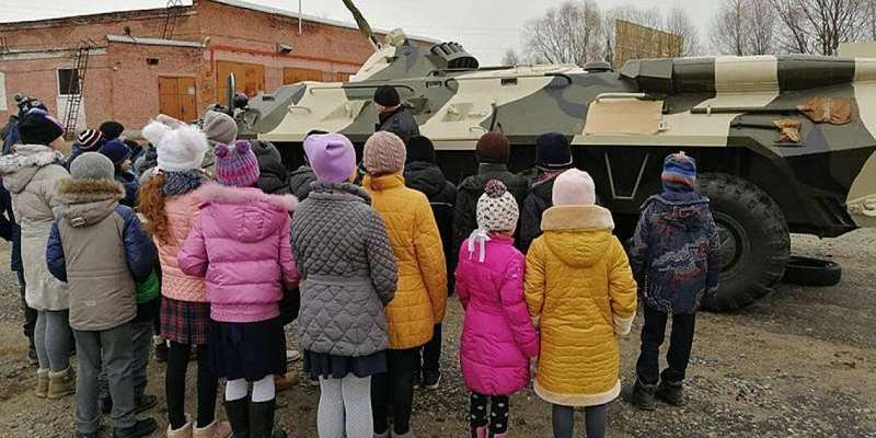 Орловским православным детям показали БТР и оружие 