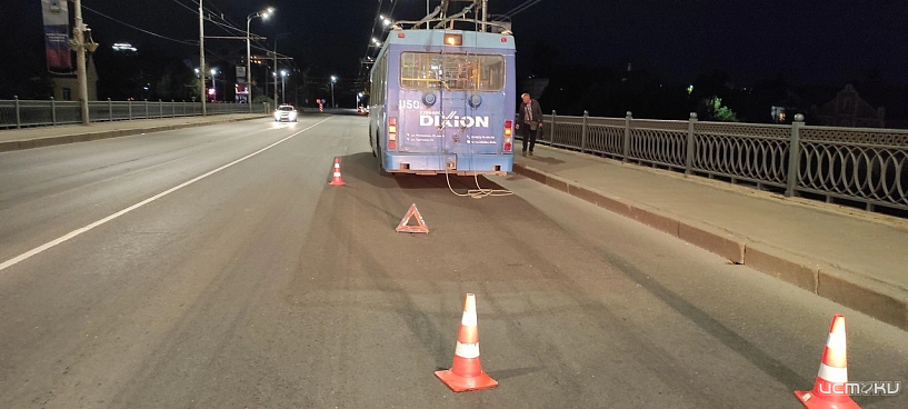 16-летняя велосипедистка на Тургеневском мосту упала с тротуара на троллейбус