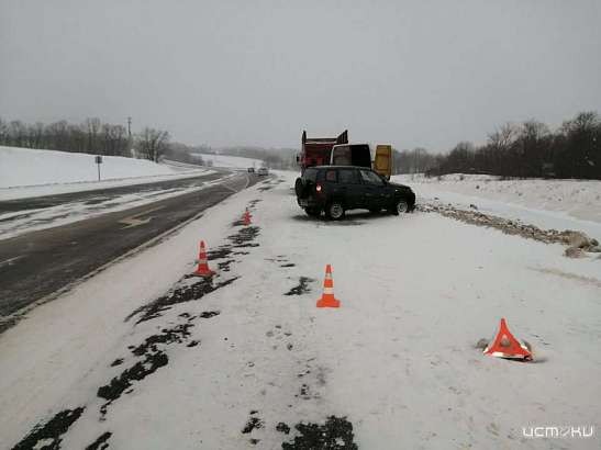 На Орловщине остановившегося водителя микроавтобуса поменять колесо сбил автомобиль