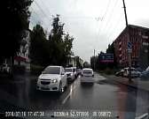 Орловский водитель окатил с ног до головы пешехода и попал на видео