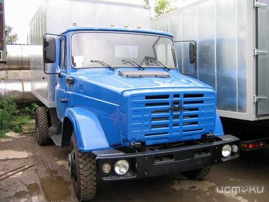 В Урицком районе водитель грузовика сбил коллегу, двигаясь задним ходом