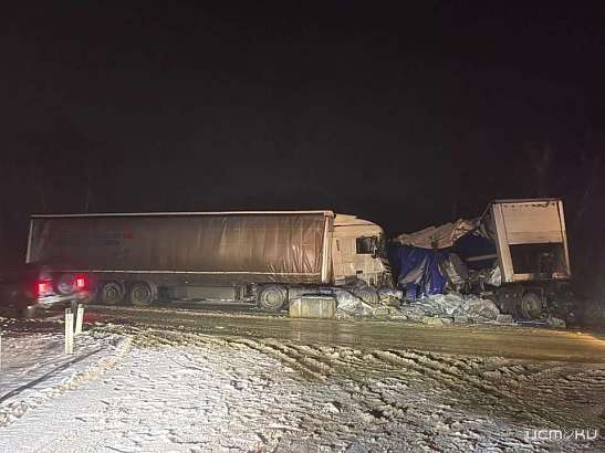 На орловской трассе столкнулись три большегруза