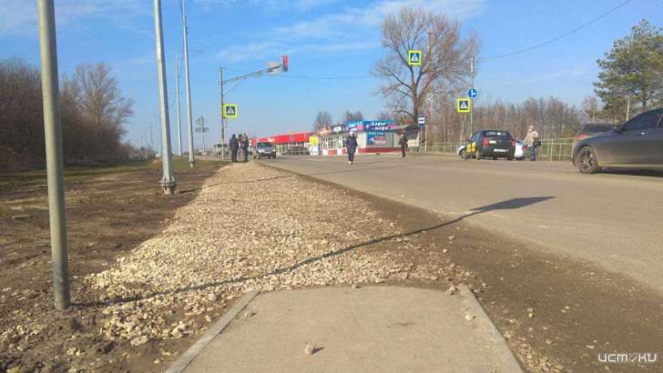 Тротуары, которых нет: к Плещеевской ЦРБ орловчане вынуждены добираться по дороге