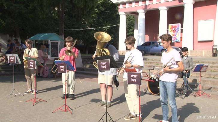 В Орле стрит-бэнд дал заключительный концерт под открытым небом 