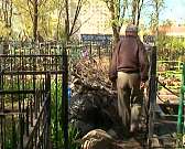 Ни пройти, ни проехать. Орловчанин борется за проход к могилам своих родителей