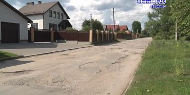 Жители улицы Пархоменко жалуются на бездействие властей - капитальный ремонт дороги здесь не делали годами!