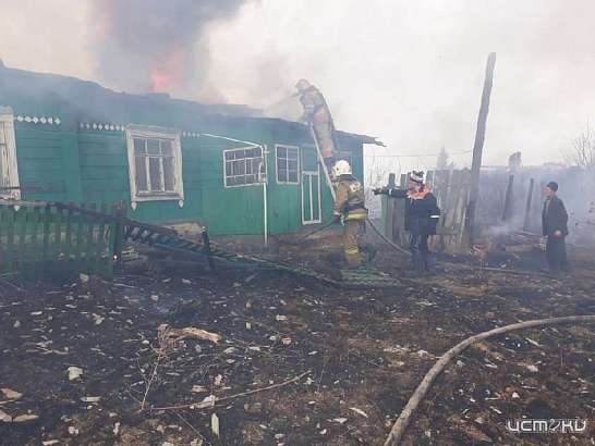 Огонь уничтожил два дома в Хотынецком районе