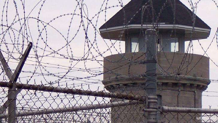 Под Орлом экс-надзирателя будут судить за доставку заключенному алкоголя