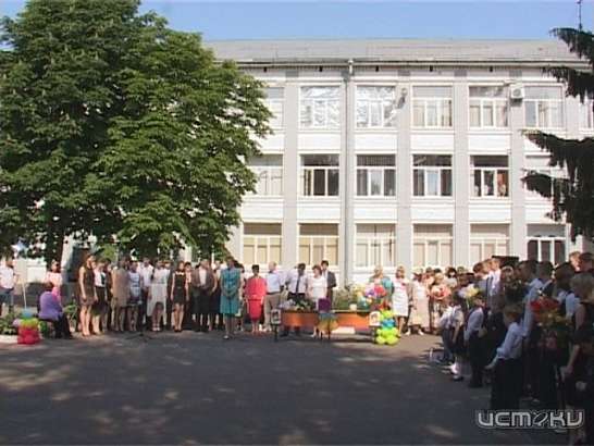 "Начало новой взрослой жизни. В орловских школах прозвенел последний звонок" 