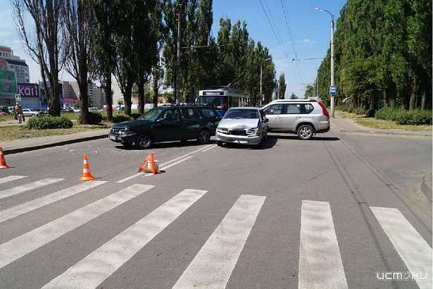 В Северном районе Орла из-за кроссовера столкнулись три автомобиля