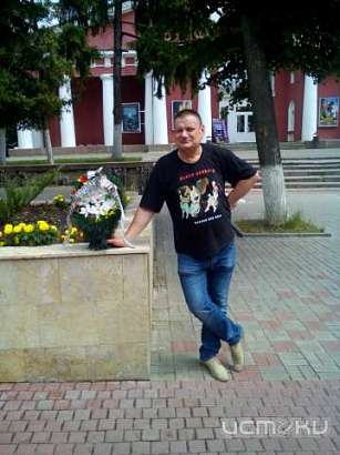 В центре Орла активист поминает миллиард, украденный на «юбилейных» стройках 