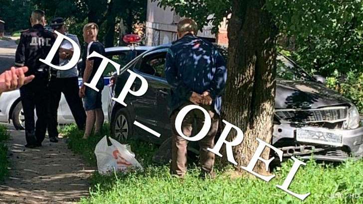 Фотофакт: в Орле автомобилист едва не вылетел на детскую площадку