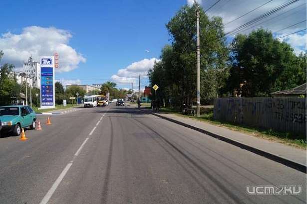 В Орле на пути у велосипедистки встала открывавшаяся дверь «восьмерки»