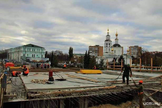 В Орле центральную опору Красного моста залили бетонной "рубашкой"