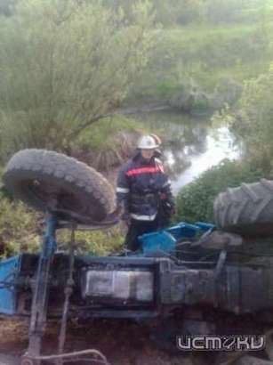 В Сосковском районе трактор упал с моста
