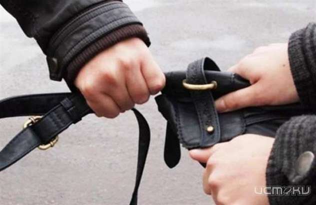 56-летняя амчанка стала жертвой уличного ограбления