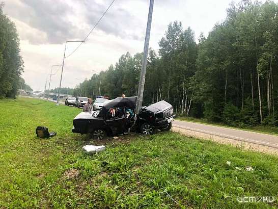 Впечатался в столб: под Орлом трое парней пострадали в ДТП