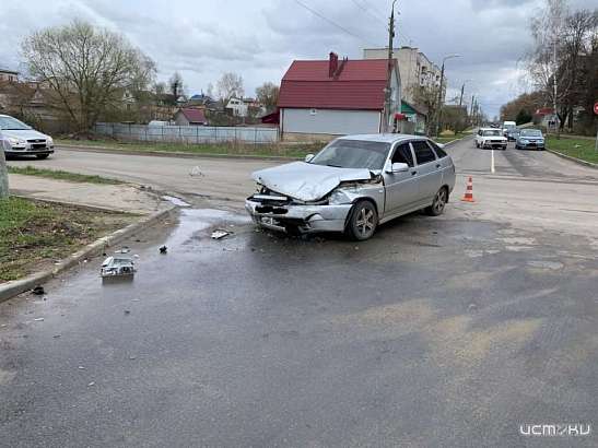 В Мценске столкнулись иномарка и отечественное авто. Есть пострадавшие