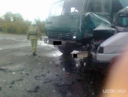 В Орловской области столкнулись «КамАЗ» и минивэн