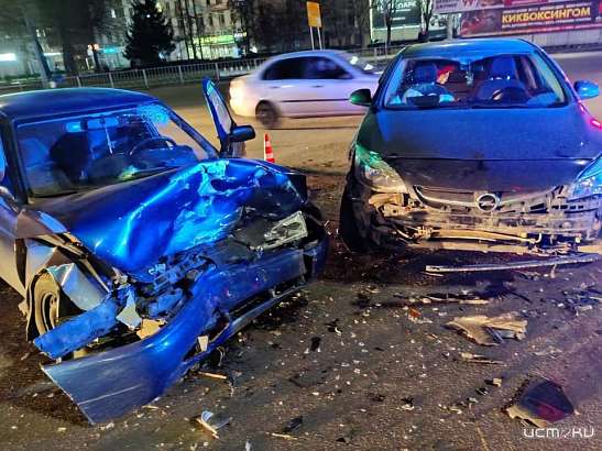 В Орле в столкновении «ВАЗа» и иномарки пострадали две девушки В Орле в столкновении «ВАЗа» и иномарки пострадали две девушки