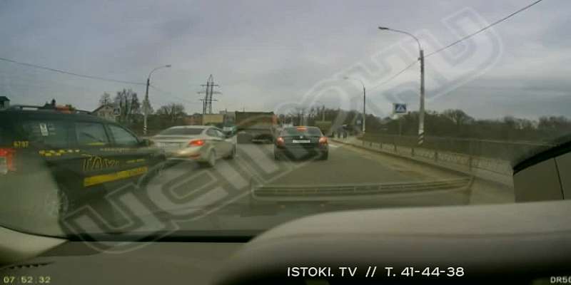 Видео: ДТП на ул. Мостовой в Орле снова собрало длинную пробку в утренний час пик